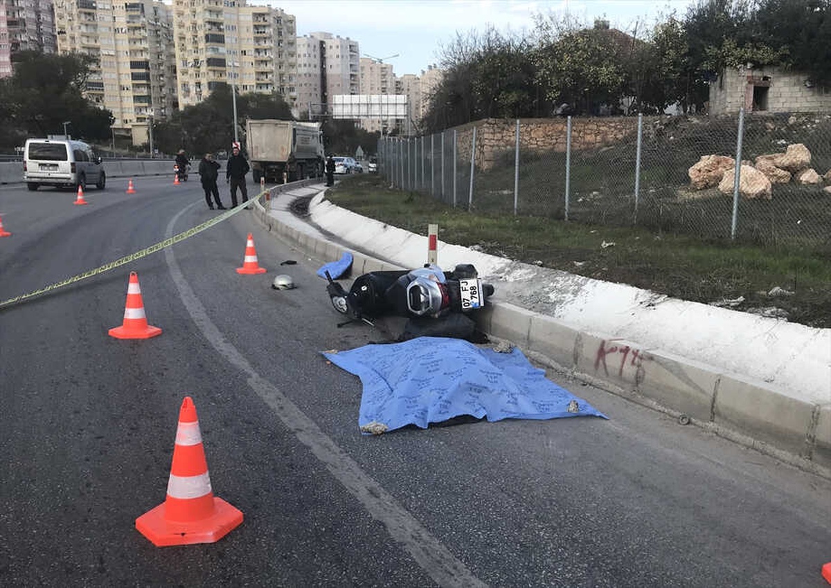 Antalya\'da Kamyon Motosiklete Çarptı: 1 Ölü
