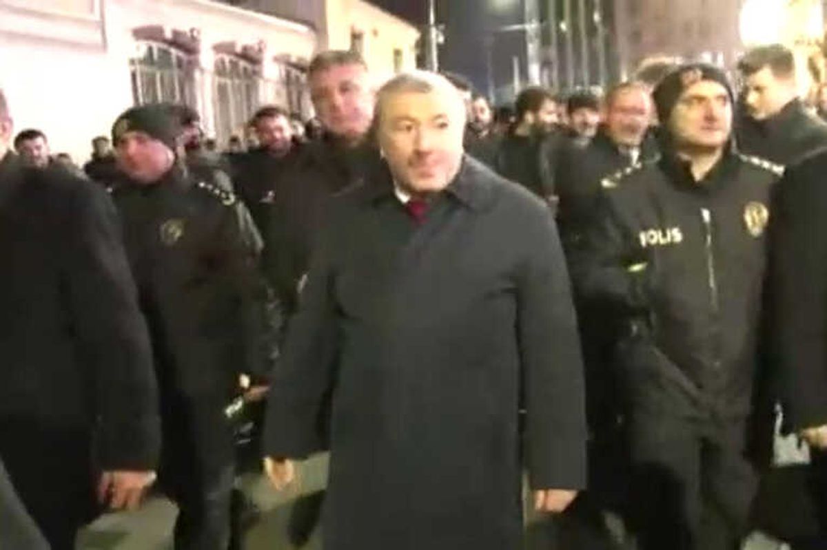 Emniyet Müdürü Çalışkan, İstiklal\'deki Polislerin Yeni Yılını Kutladı