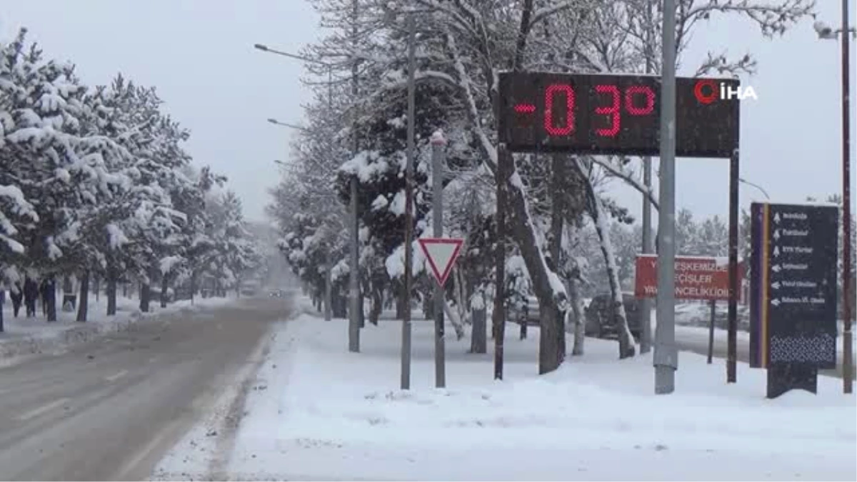 Erzurum\'da Kar Yağışı Nedeniyle Binin Üzerinde Mahalle ve Köy Yolu Ulaşıma Kapandı