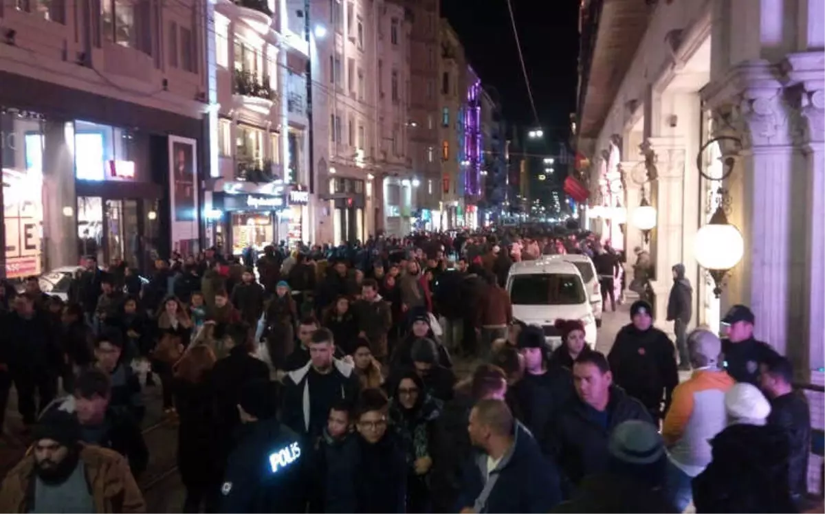 İstiklal Caddesi\'nde İnsan Seli