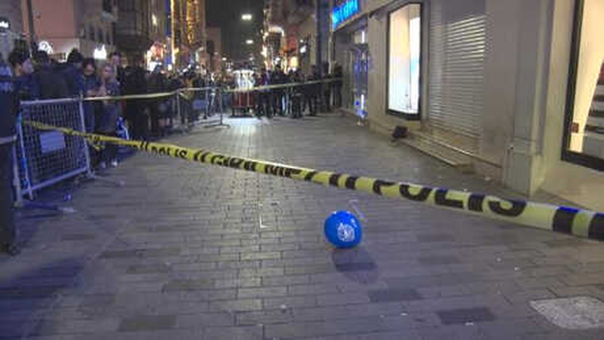 İstiklal Caddesi\'nde Şüpheli Çanta Fünye ile Patlatıldı