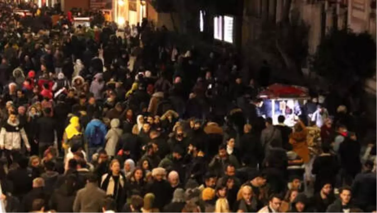 İstiklal Caddesi\'ndeki Kalabalık Yüksekten Fotoğraflandı