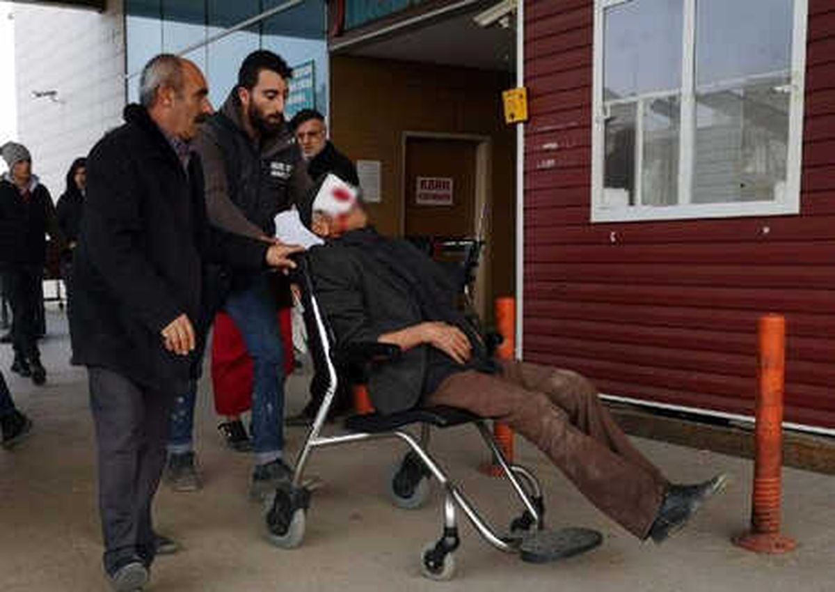 Kaldırımda Düşen Kişi Kanlar İçinde Kaldı