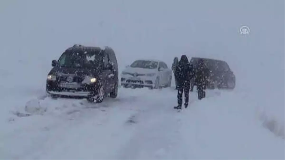 Kar ve Fırtınada Mahsur Kalan 40 Kişi Kurtarıldı