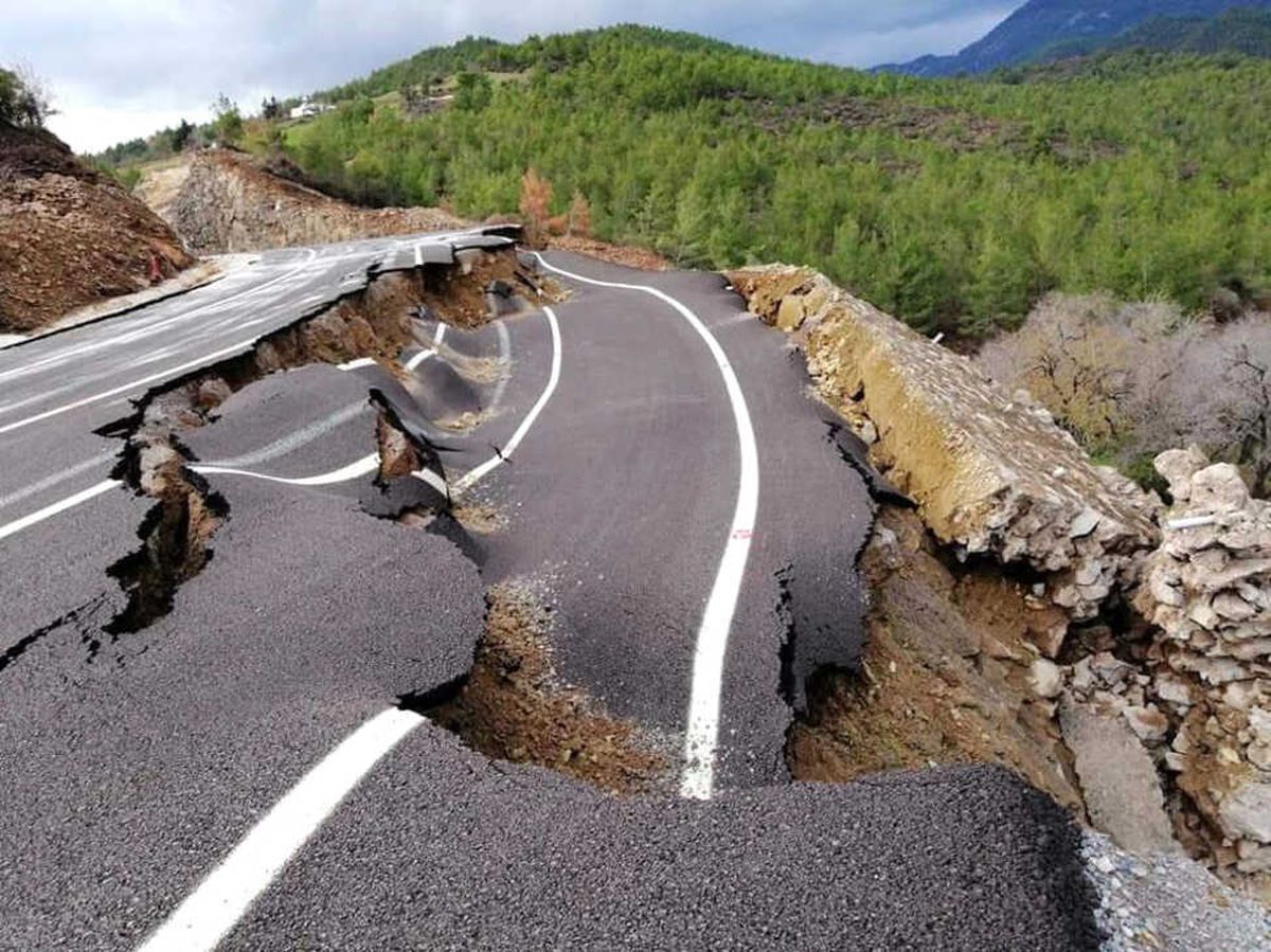 Mersin\'de Yol Çöktü