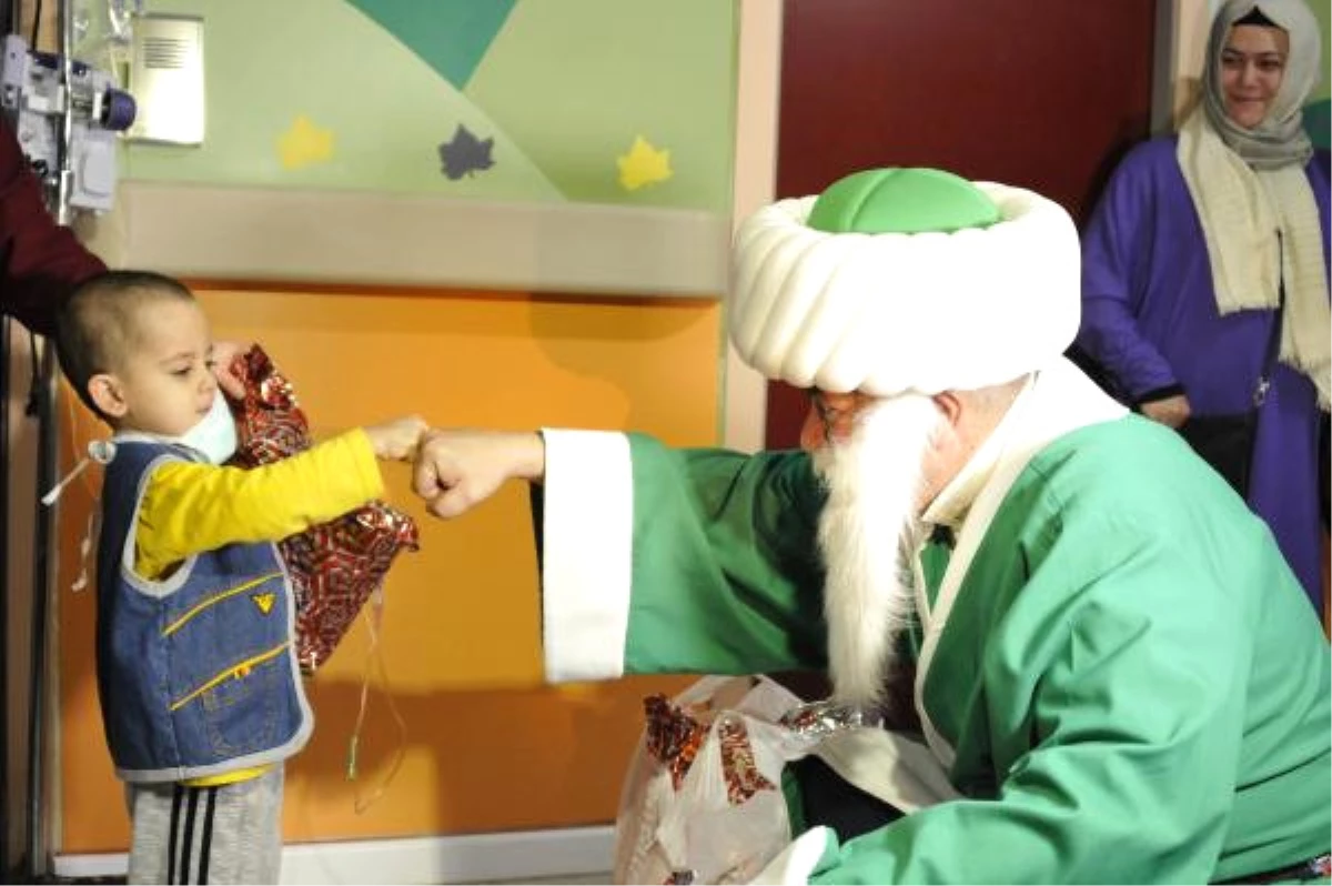 Nasreddin Hoca Hasta Çocuklara Hediye Dağıttı