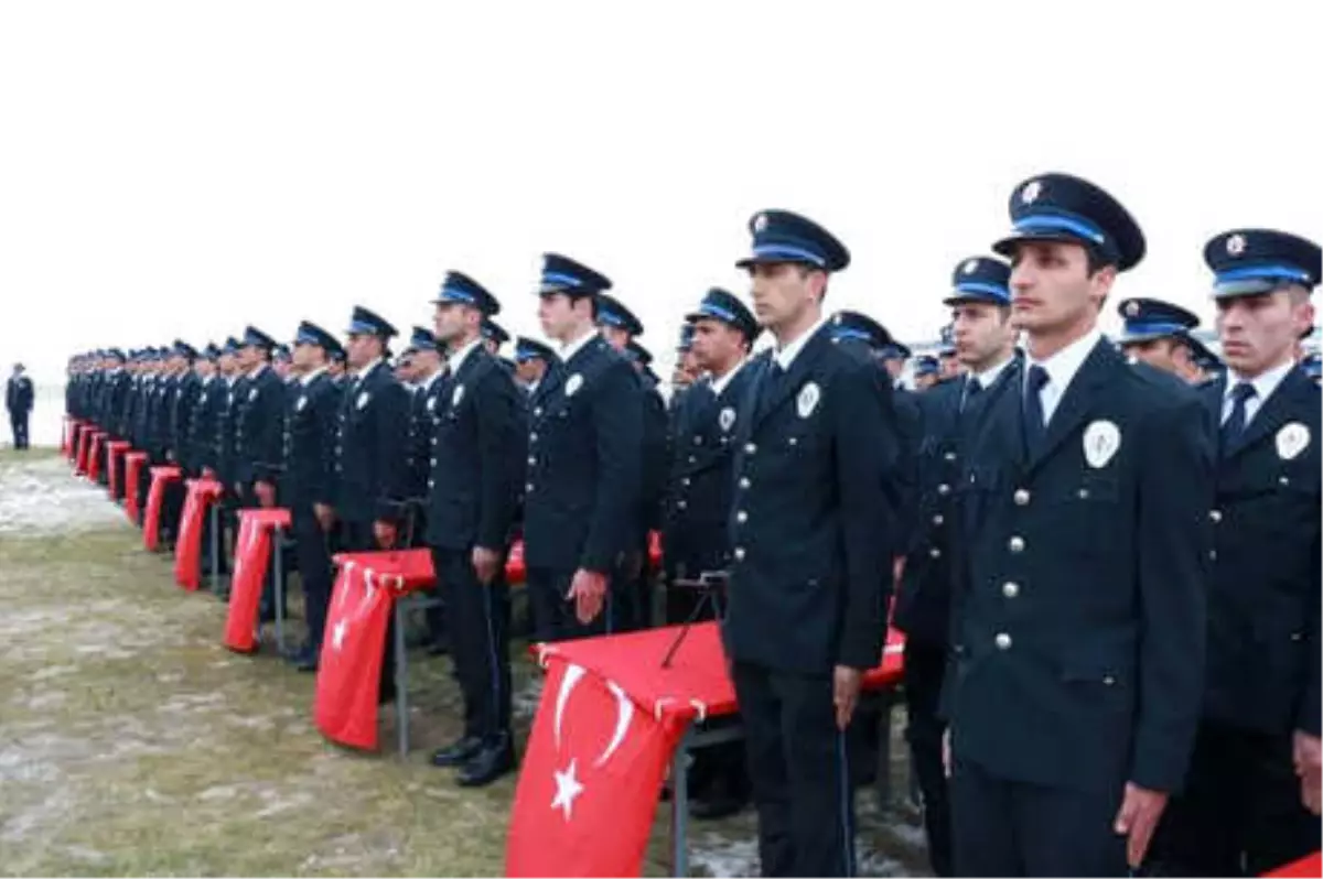 Polis Adayları Soğuk Havada Yemin Etti