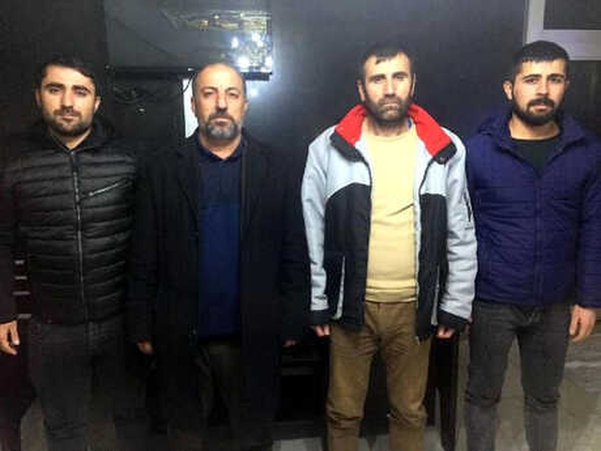Polis Yeleği Giyip, Kurye Aracındaki 2,5 Milyon Doları Gasbettiler