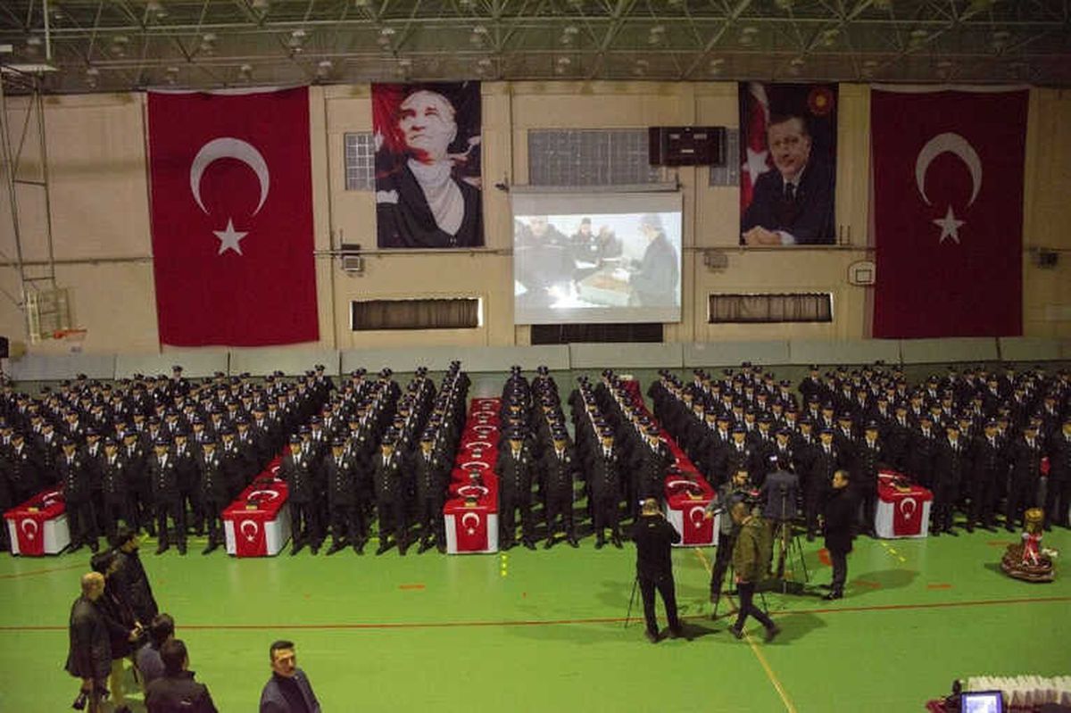 Pomem\'den Mezun Olan Polisler Keplerini Attı
