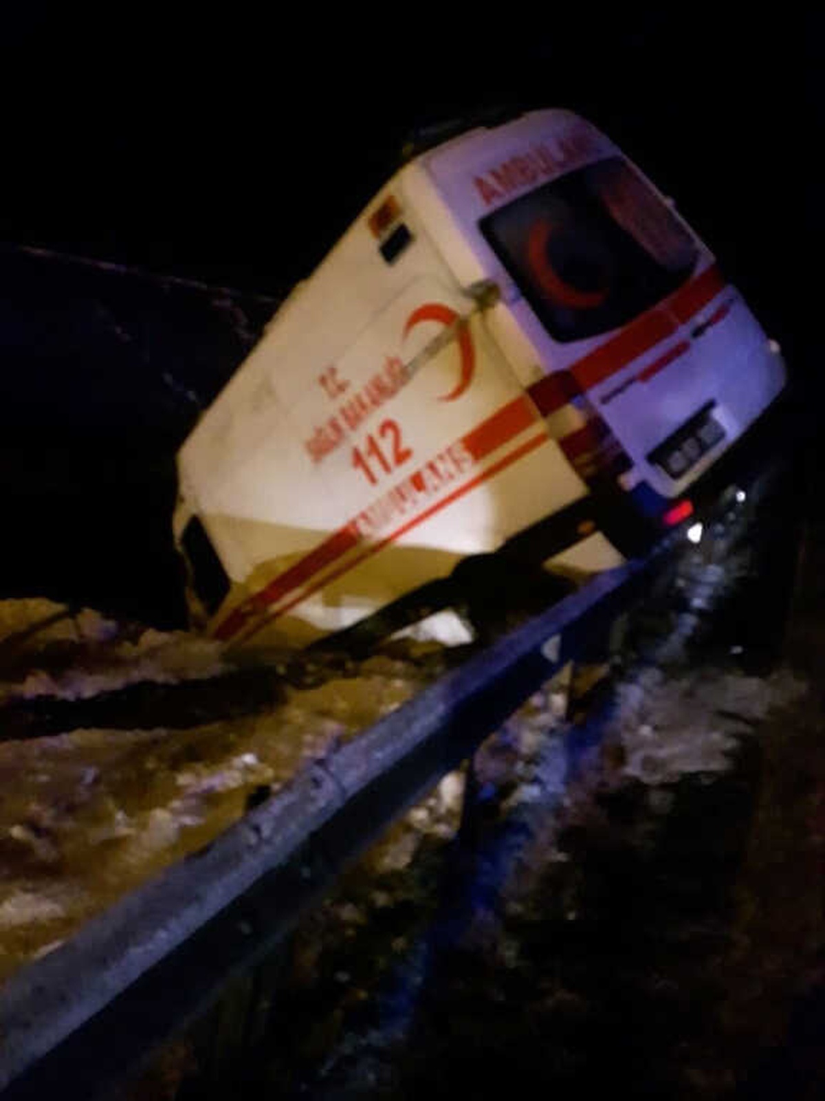 Sevkten Dönen Ambulans Kaza Yaptı: 3 Yaralı