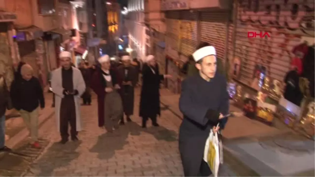 Tebliğciler" İstiklal Caddesi\'ne Çıktı