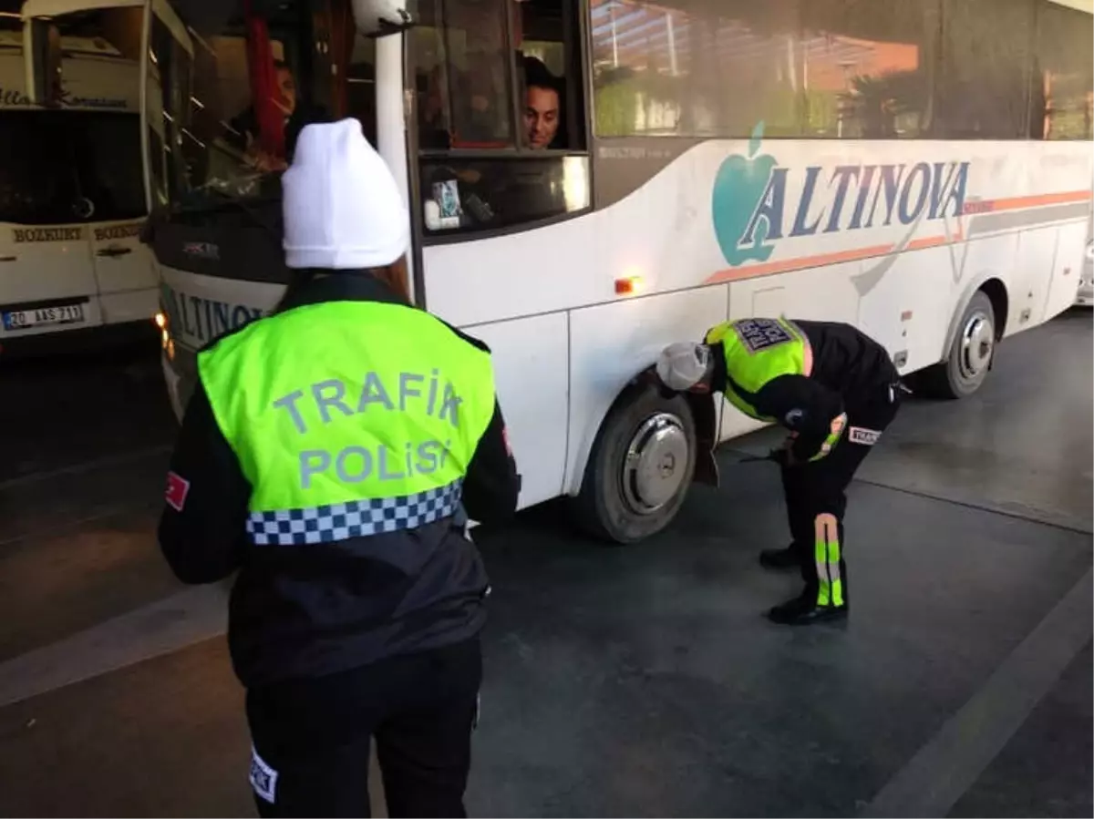 Trafik Polislerinden Otogarda Yılbaşı Denetimi