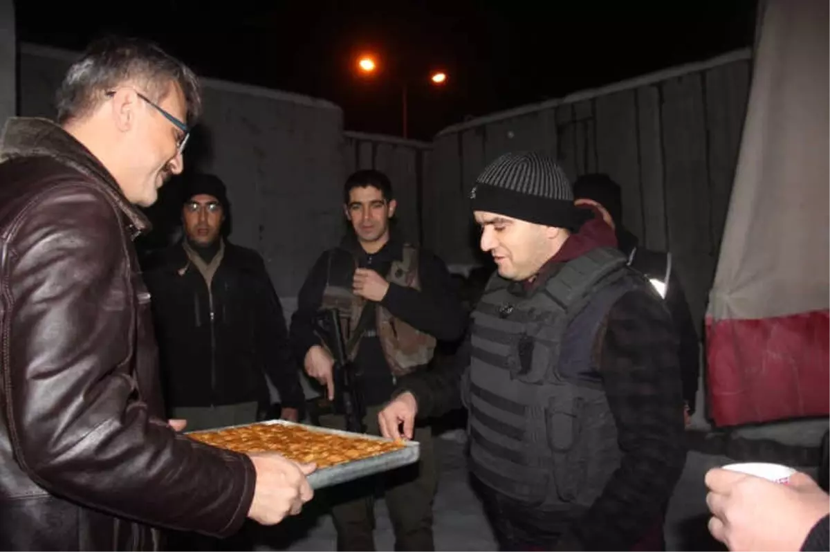 Vali Ekinci\'den Kontrol Noktalarına Baklavalı Ziyaret