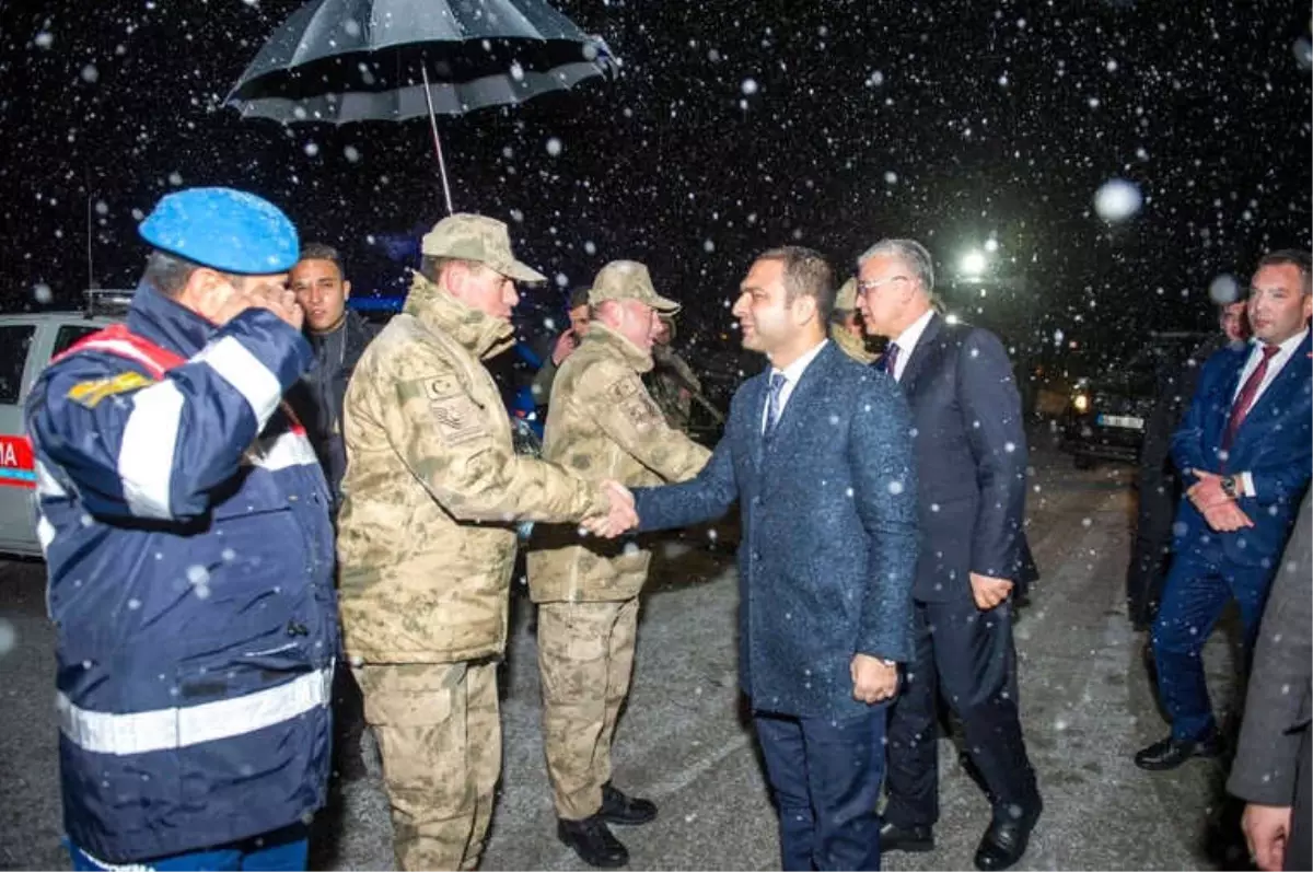 Vali Vekili Sinan Aslan, Yeni Yıla Görev Başındaki Güvenlik Güçleriyle Girdi