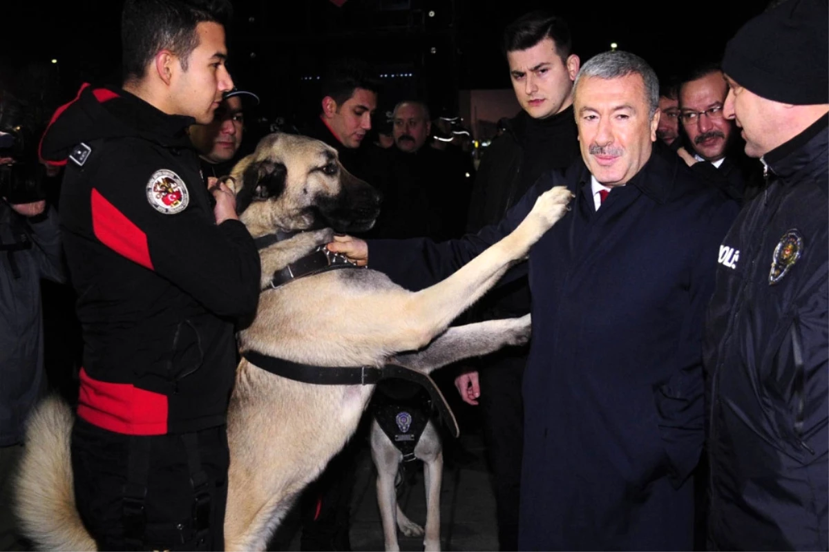 Vali Yerlikaya Taksim\'de Yılbaşı Tedbirlerini Denetledi