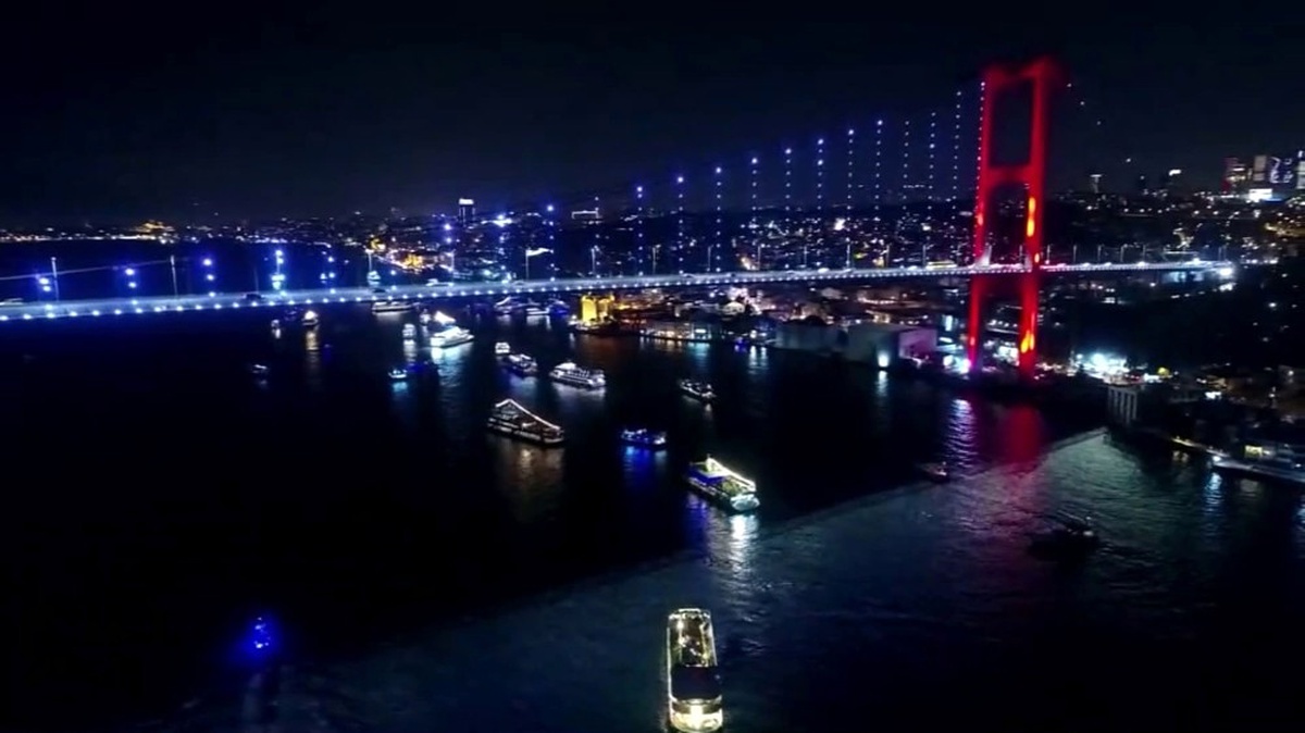 15 Temmuz Şehitler Köprüsü\'nde Yılbaşı Coşkusu Havadan Görüntülendi