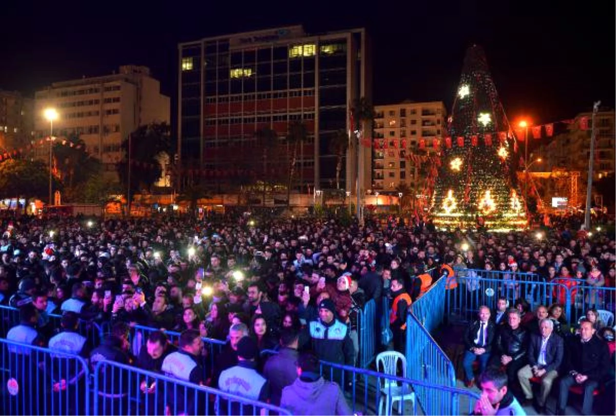 Adanalılar, 3 Yıl Sonra Uğur Mumcu Meydanı\'nda Yeni Yılı Kutladı
