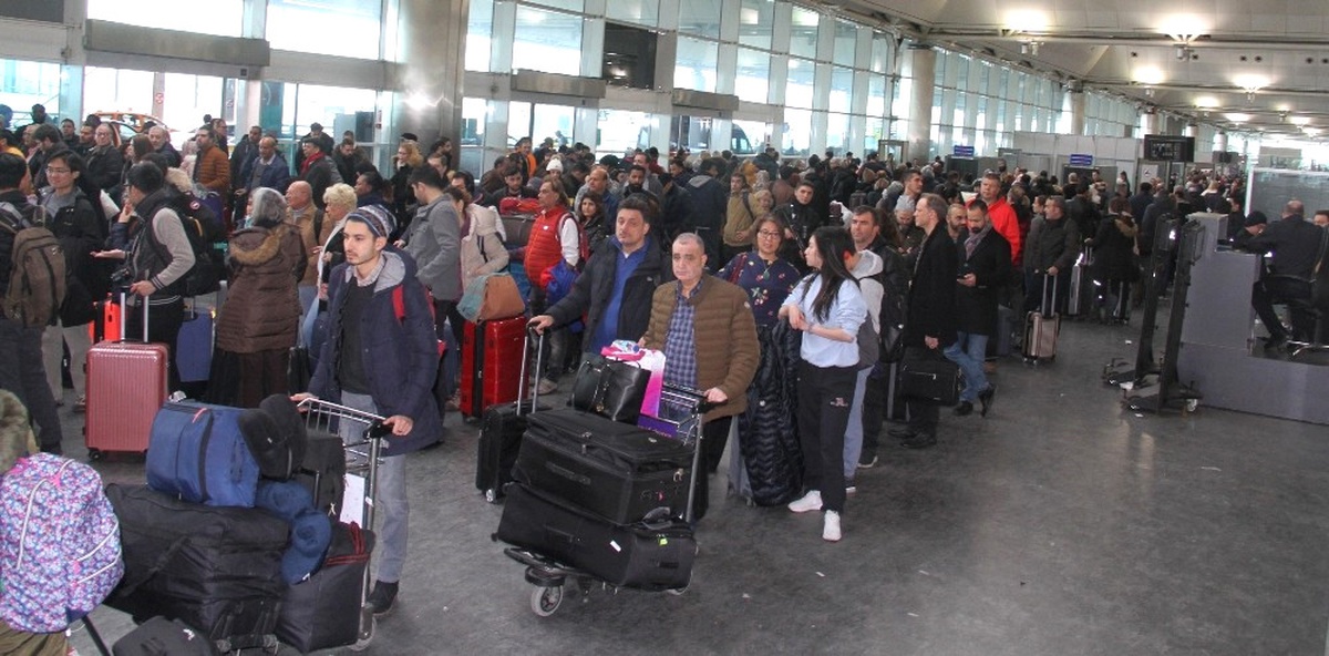 Atatürk Havalimanı\'nda Dönüş Kuyruğu Terminal Dışına Taştı