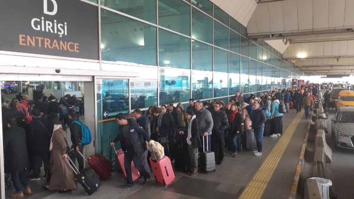 Atatürk Havalimanı\'nda \'Tatil Dönüşü\' Yoğunluğu... Uzun Kuyruklar Oluştu