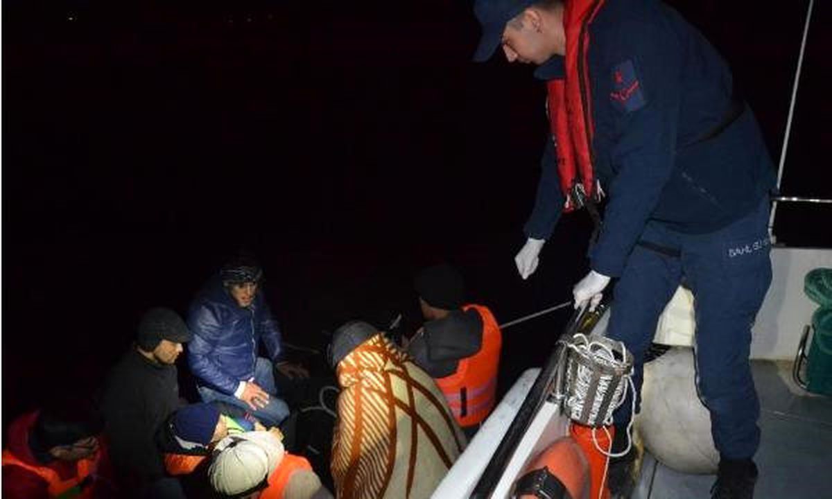 Ayvalık\'ta Botu Sürüklenen Kaçaklar Kurtarıldı