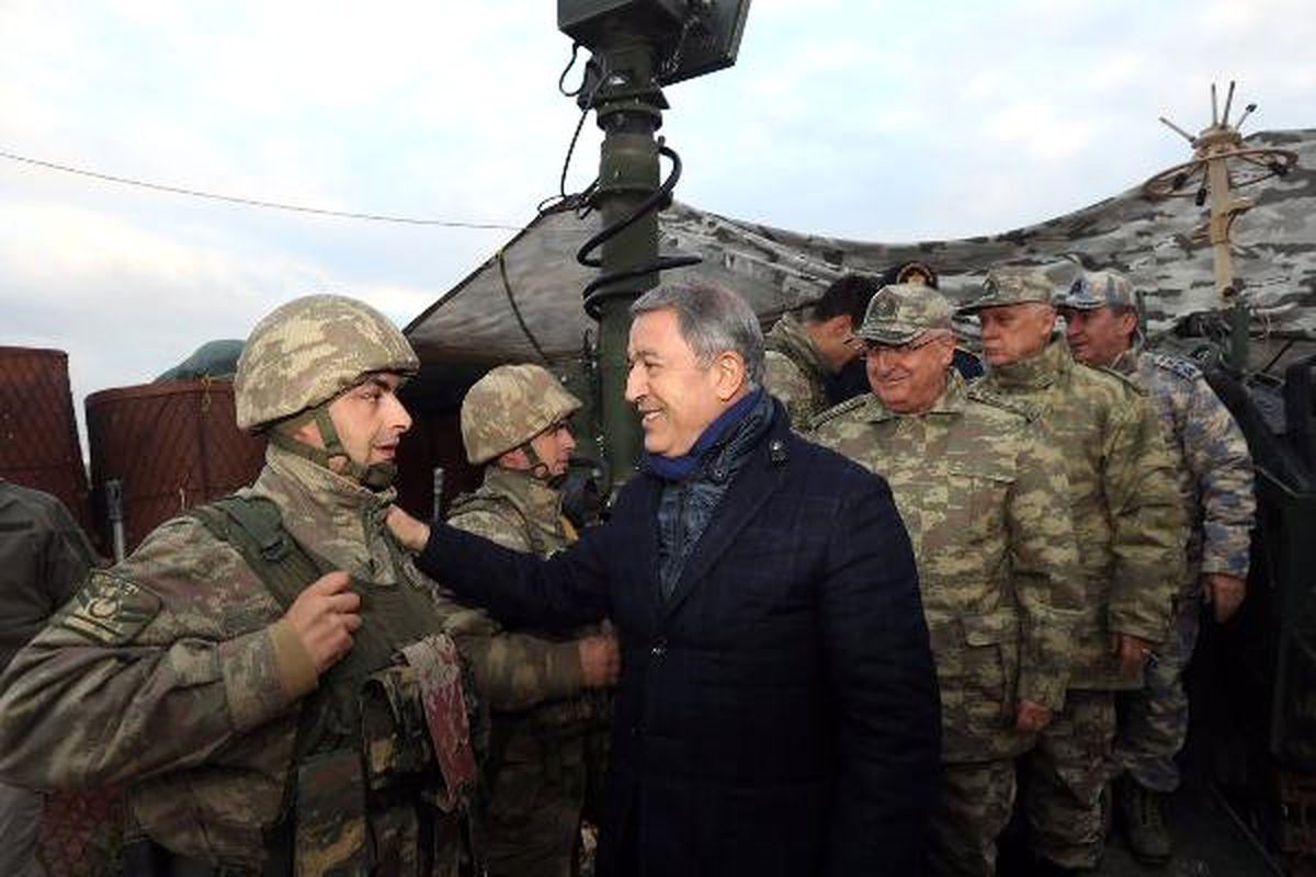 Bakan Akar, Beraberindeki Komutanlar ile Yılın Son Gecesinde Suriye Sınırına Gitti