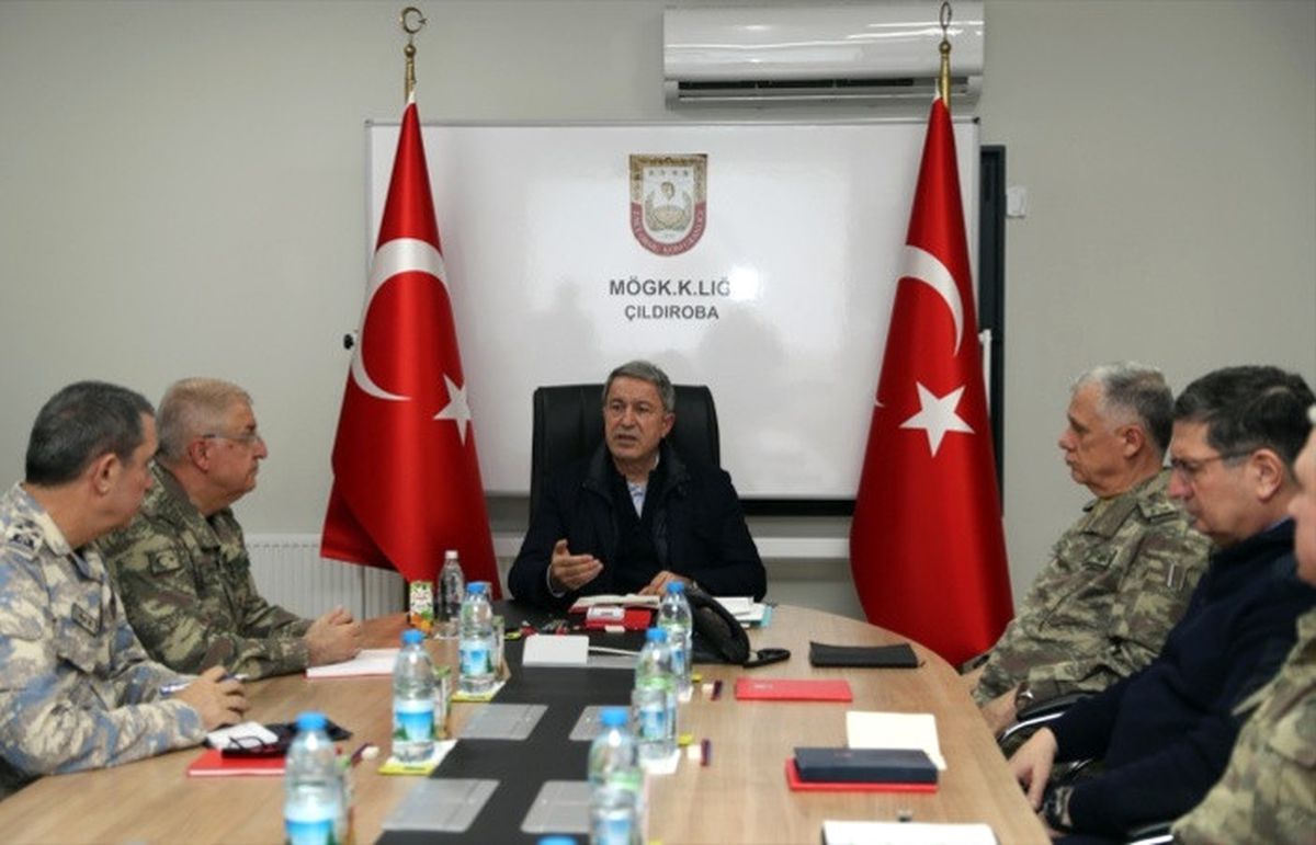 Bakan Akar ve komutanlar Suriye sınırında