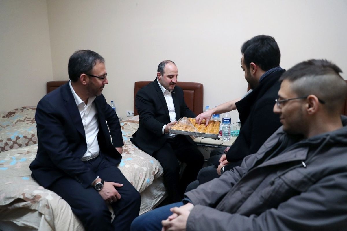 Bakan Kasapoğlu ve Bakan Varank, Ankara Gölbaşı\'nda Bulunan Kyk Öğrenci Yurtlarına Sürpriz Ziyaret...