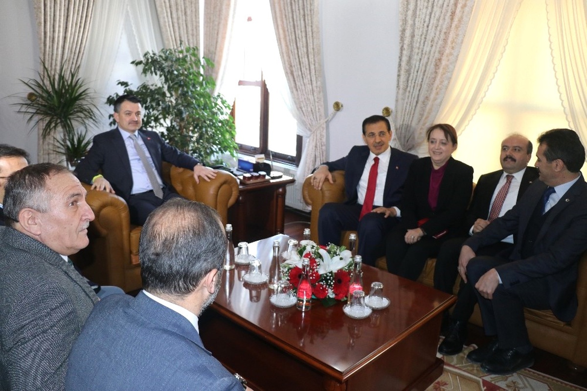 Bakan Pakdemirli, Vatandaşlara Fidan Dağıttı