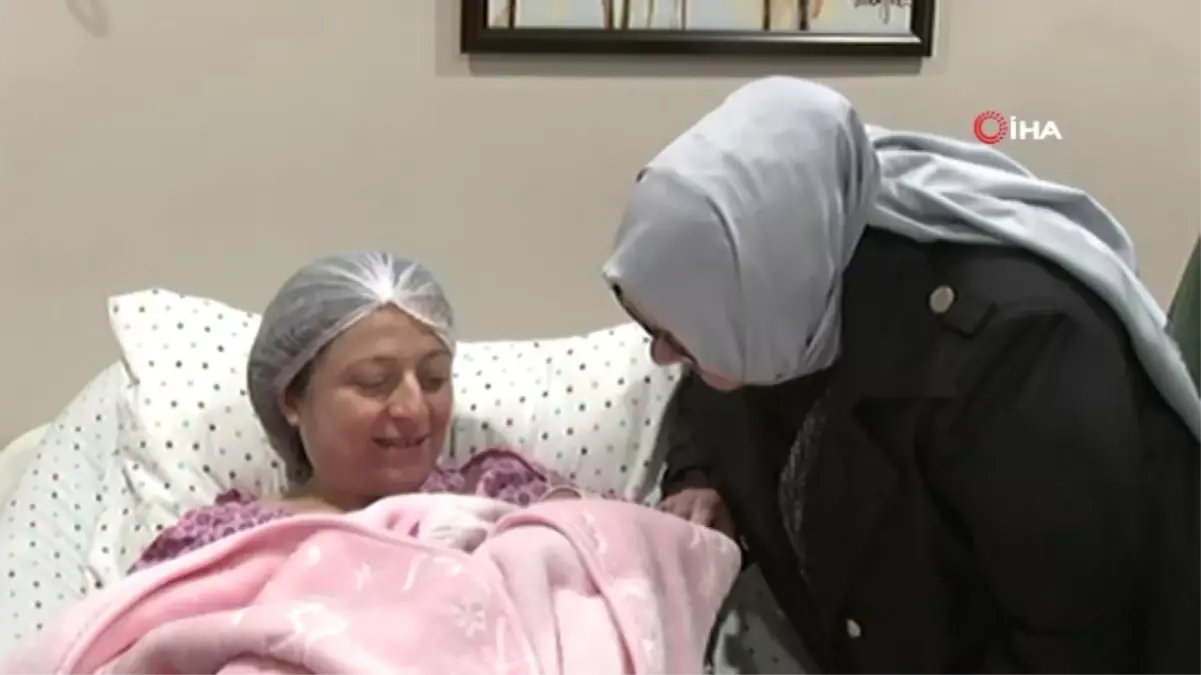 Bakan Selçuk Başkent\'te Yeni Yılın İlk Bebeğiyle Buluştu