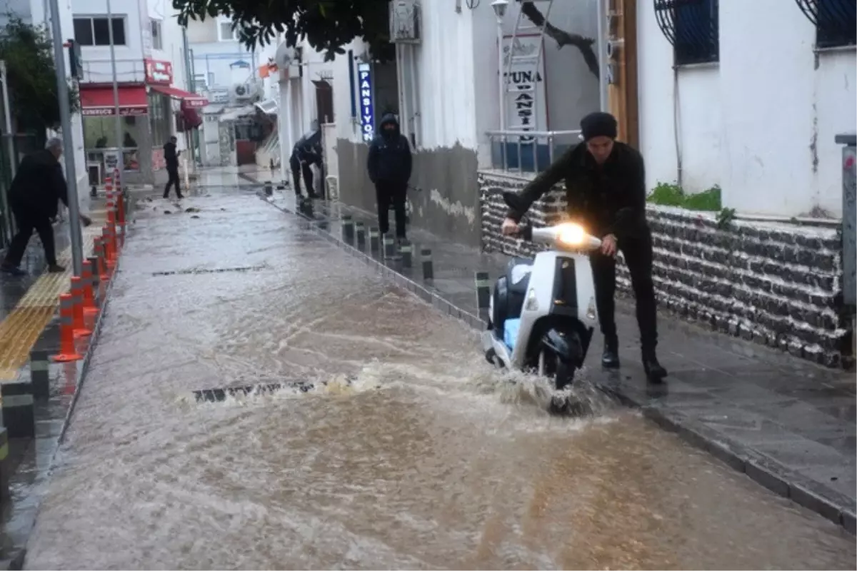 Batı Akdeniz\'de şiddetli yağmur hayatı olumsuz etkiledi