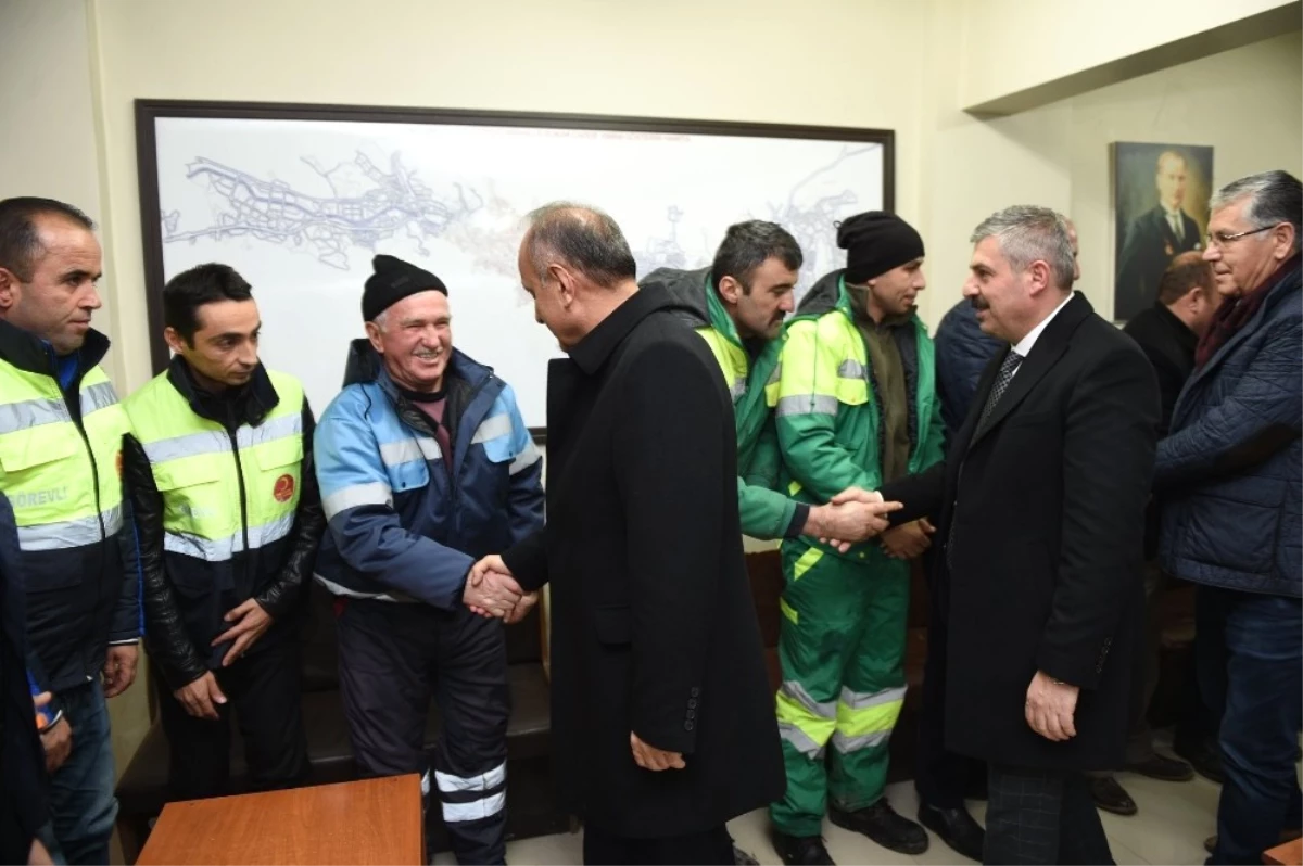 Belediye Başkanı Babaş, Yılbaşı Gecesi Çalışan Personeli Yalnız Bırakmadı