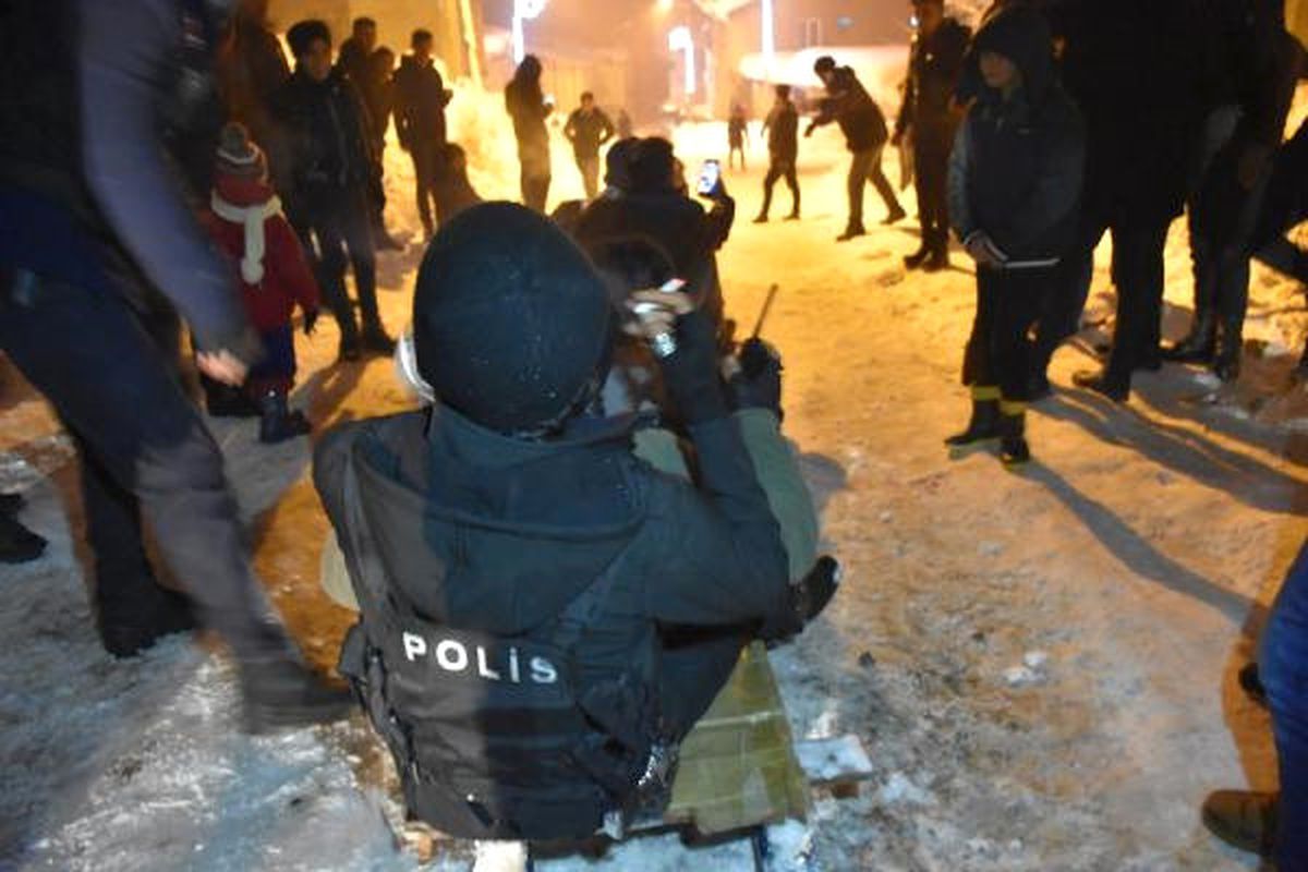 Beytüşşebap\'ta Polis Zırhlı Araçtan Kürtçe Şarkı Çaldı, Gençler Oynadı