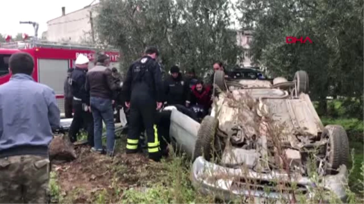Bursa Takla Atan Otomobilde Yaralanan 2 Kişiyi İtfaiye Ekibi Kurtardı