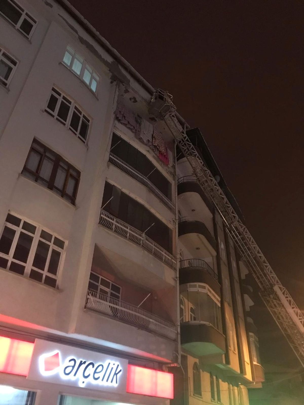 Buz Sarkıtları İtfaiye Ekipleri Tarafından Kırıldı