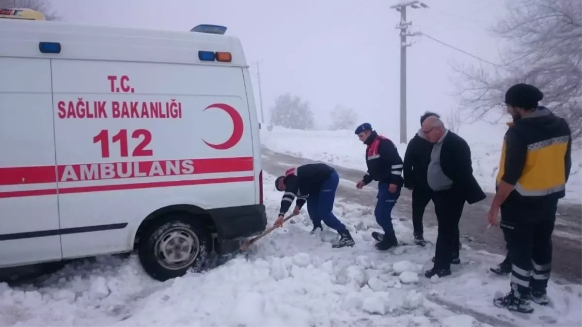 Buza Saplanan Ambulansı, Jandarma Kürekle Kurtardı