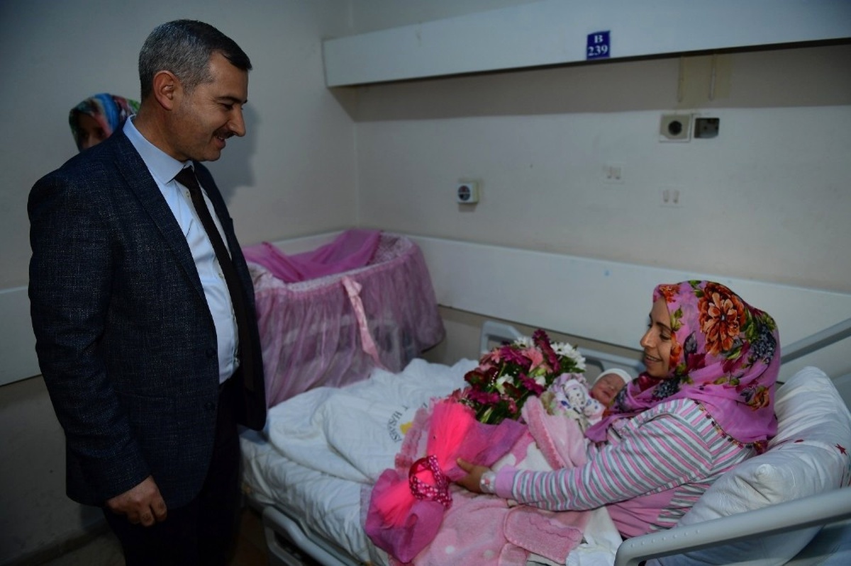 Çınar, Yeni Yılın İlk Bebeklerine Ziyaret