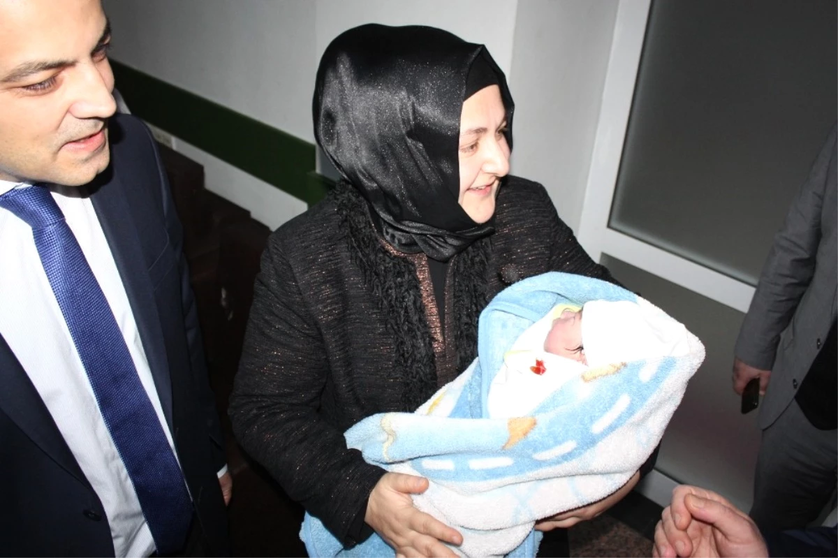 Diyarbakır\'da 2019\'un İlk Bebeği Nisanur Bebek Oldu