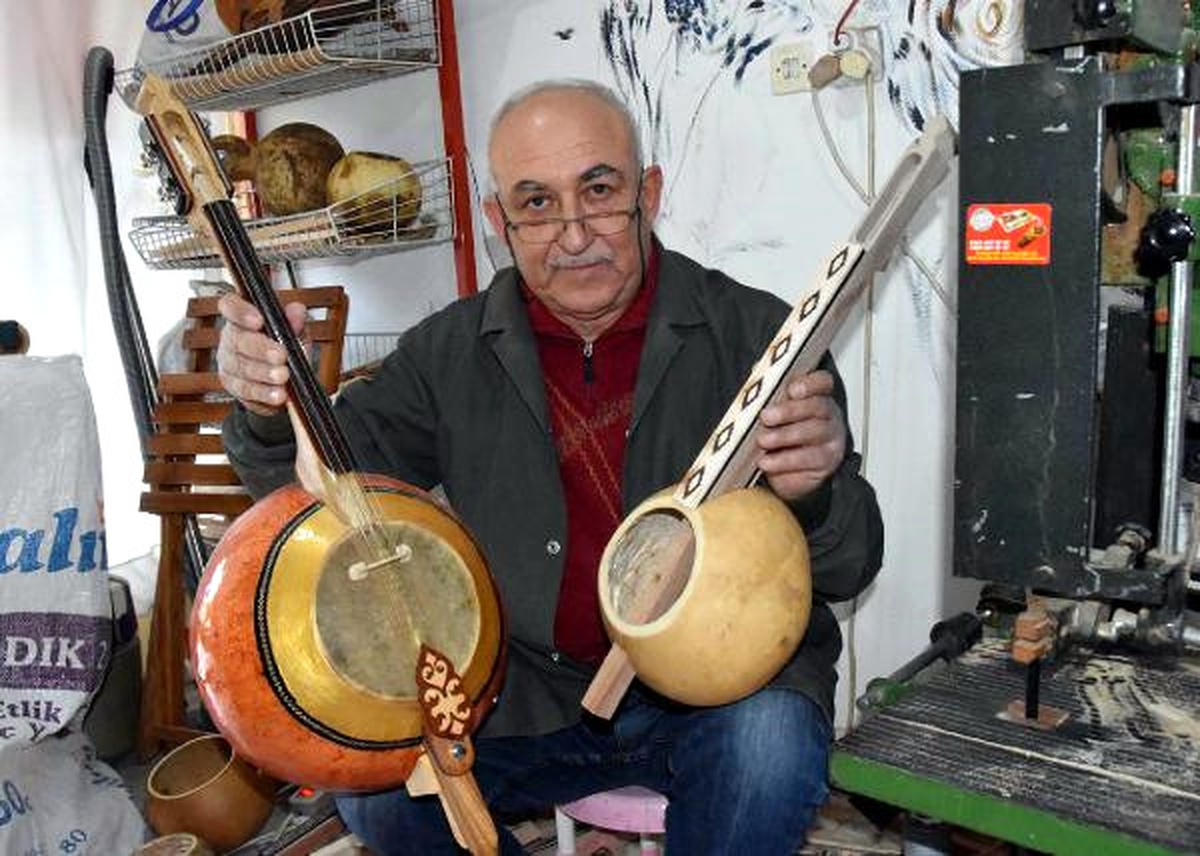 Emekli Öğretmen, Kendi Enstrümanlarını Yapıyor