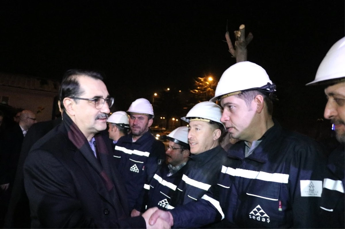 Enerji Bakanı Dönmez Yeni Yıla Elektrik ve Doğalgaz Çalışanlarıyla Girdi