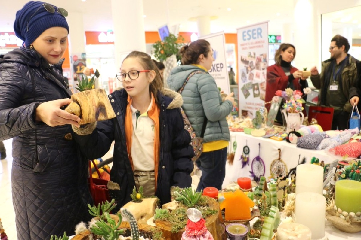 Eskep ve Eser\'li Öğrencilerden Yeni Yıl Kermesi