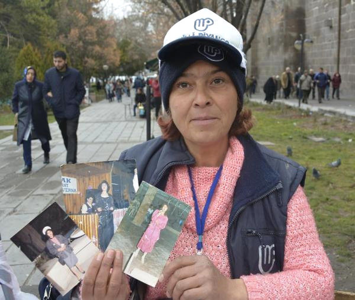 Eski Şarkıcı, Milli Piyango Bileti Satıyor