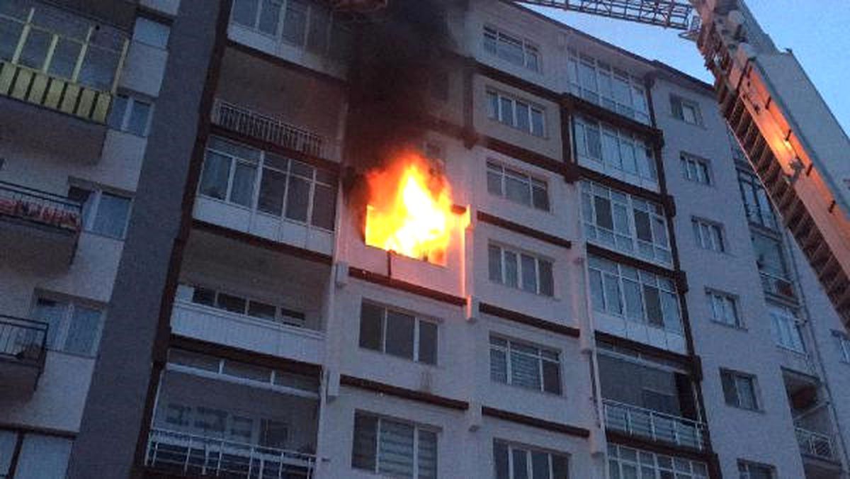 Evini Ateşe Verdi, Apartmanda Paniğe Yolaçtı