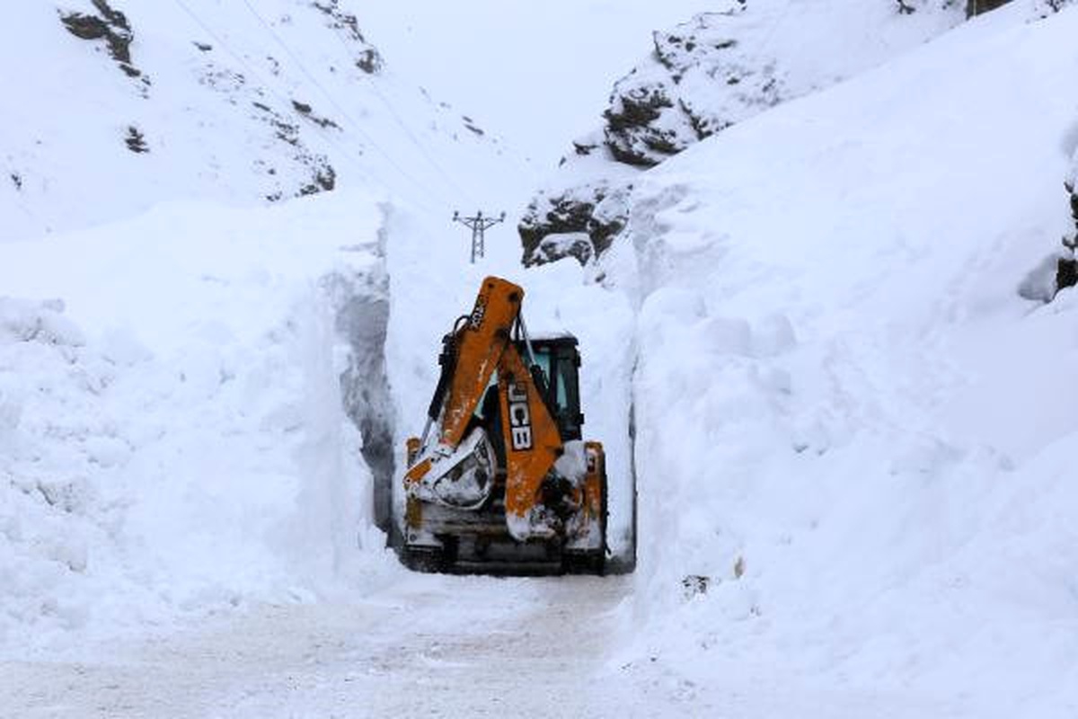 Gümüşhane\'de Çığda Kapanan Köy Yolunda Çalışmalar Sürüyor