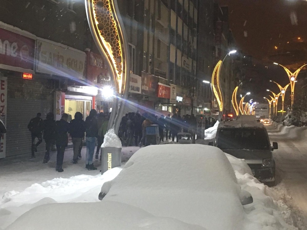 Hakkari\'de Gençler Yeni Yıla Halay Çekerek Girdi