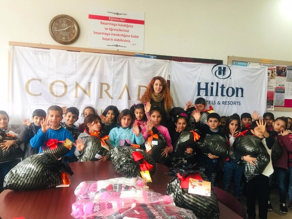 Hayırsever Çalışanlar 150 Öğrenciyi Giydirdi