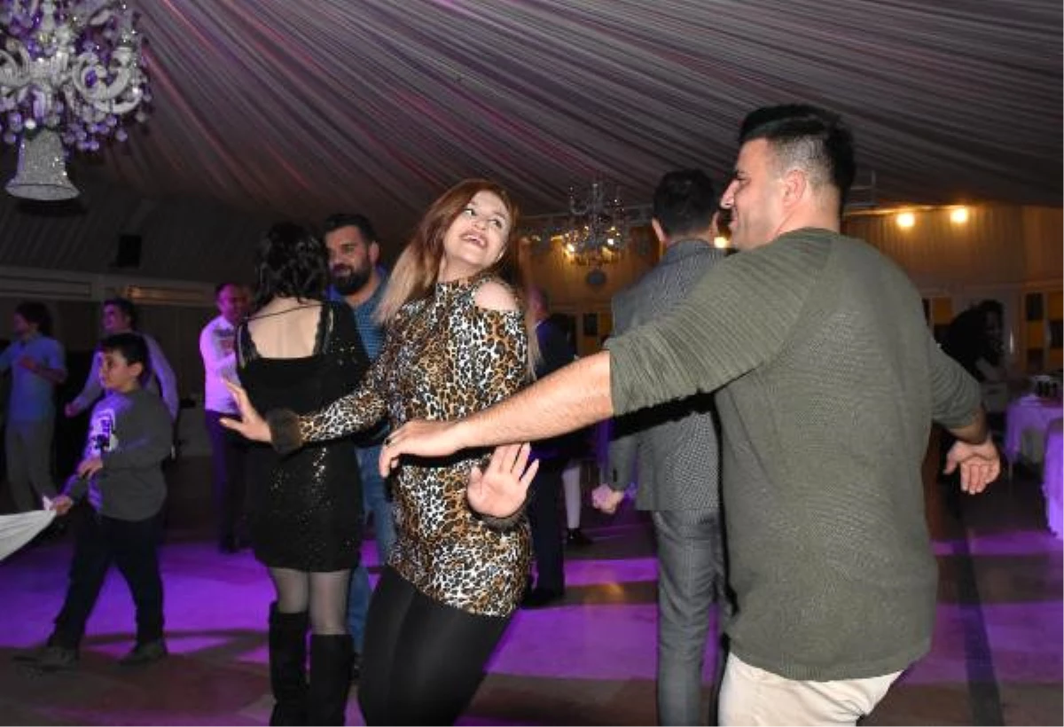 İranlı Turistler Yeni Yıla Van\'da Dans Ederek Girdi
