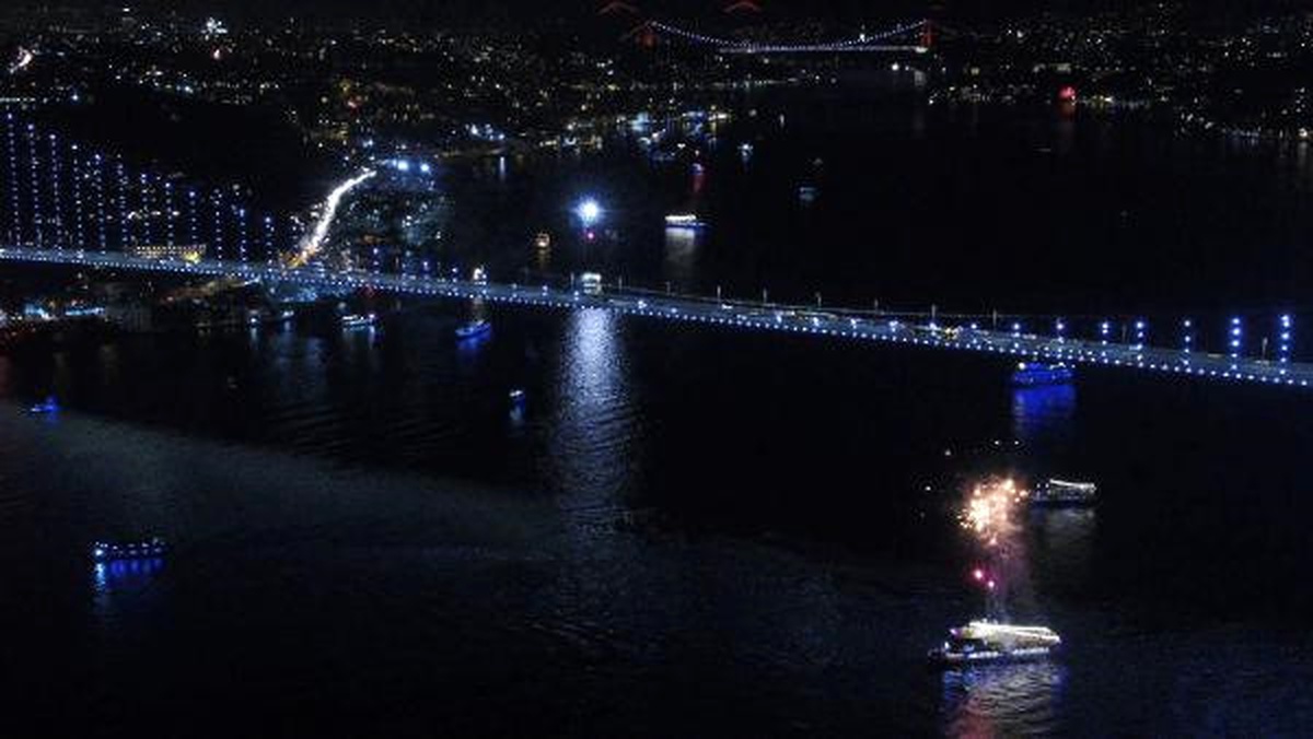 İstanbul Boğazı\'nda 2019 Coşkusu Havadan Fotoğraflandı