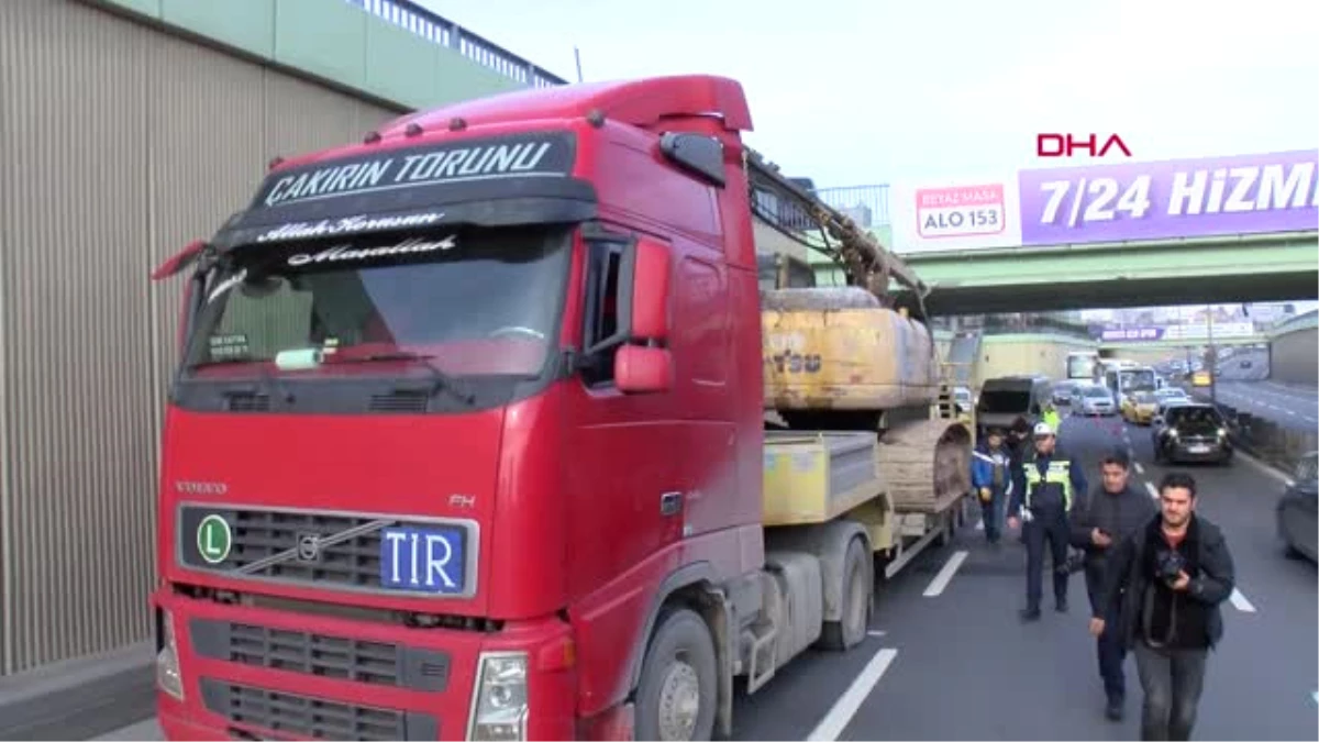 İstanbul- Tır\'ın Taşıdığı İş Makinesi Üst Geçide Sıkıştı