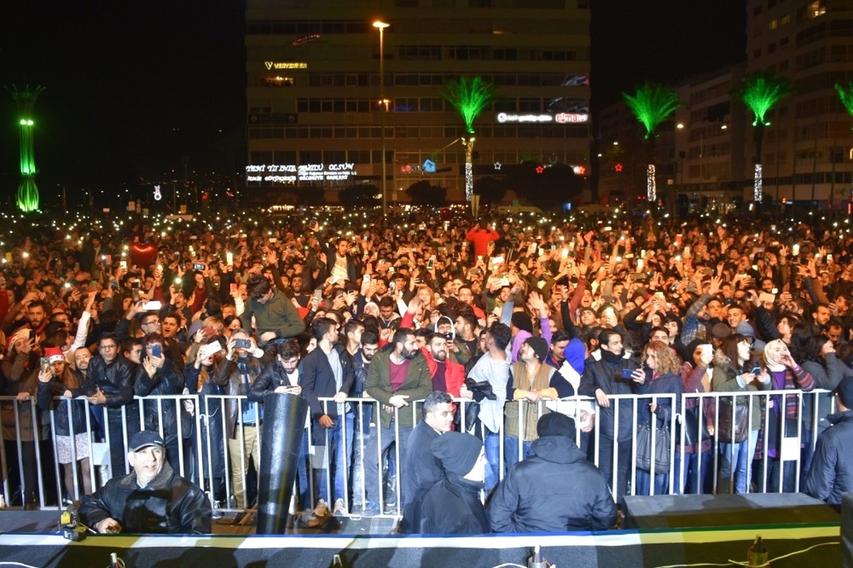 İzmirliler 2019\'u Coşkuyla Karşıladı