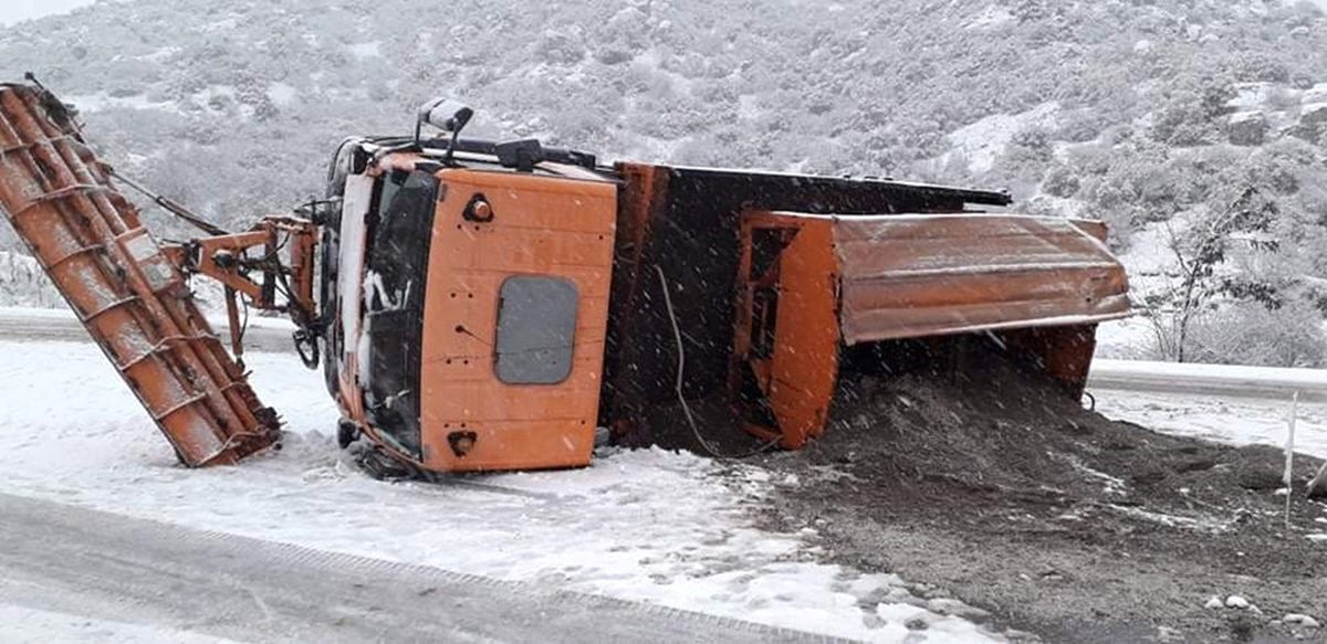 Kar Küreme Aracı Devrildi